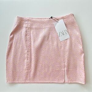 Zara Mini Skirt, Floral Print Mini Skirt with Front Slit Size: S 🎉HP🎉
